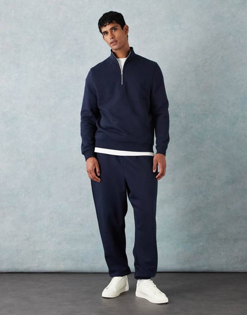 ASOS DESIGN - Essentials - Jogginghose in Marineblau mit Oversize-Passform von ASOS DESIGN