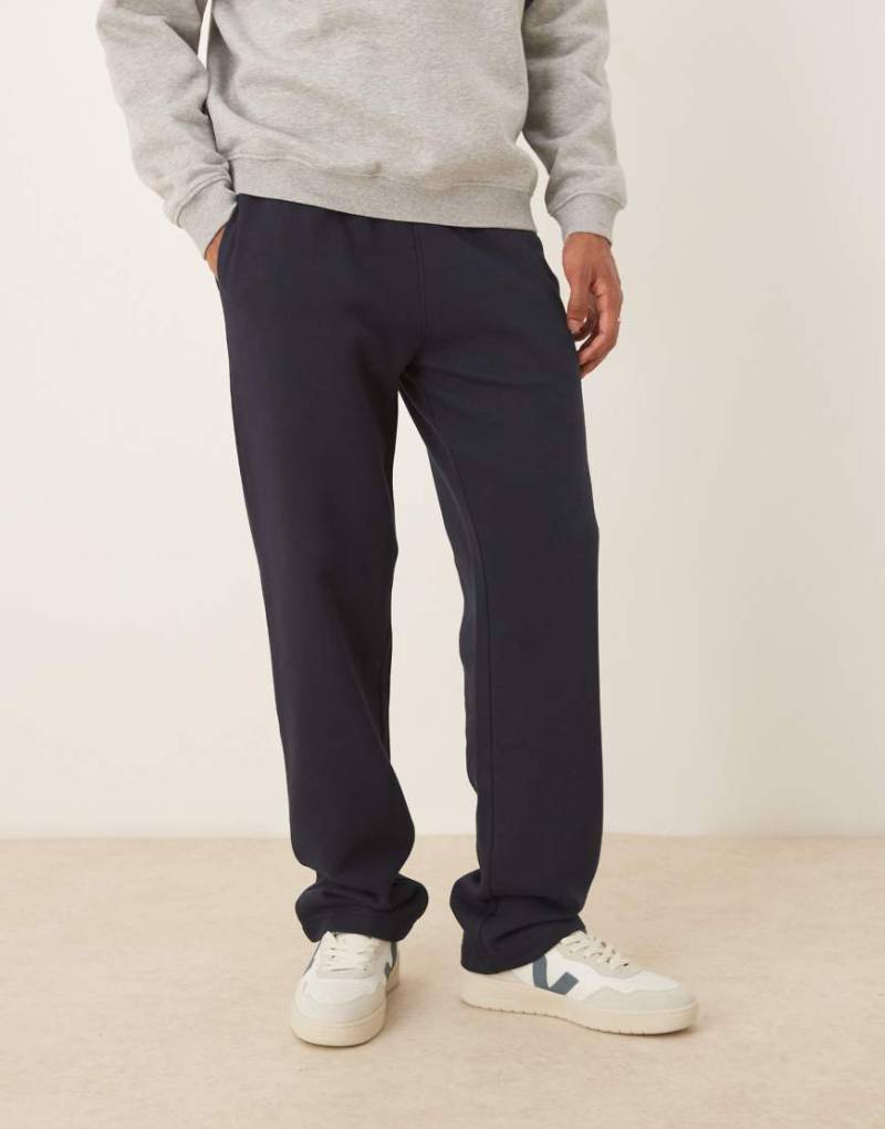ASOS DESIGN - Essentials - Jogginghose in Marineblau mit geradem Schnitt von ASOS DESIGN