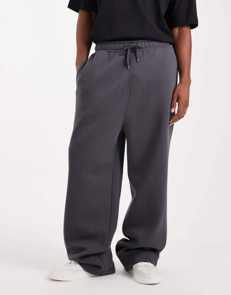 ASOS DESIGN - Essentials - Jogginghose in verwaschenem Schwarz mit weitem Bein-Grau von ASOS DESIGN