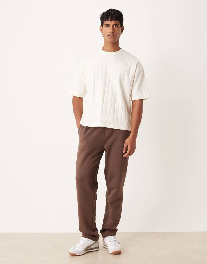 ASOS DESIGN - Essentials - Jogginghose in Braun mit geradem Schnitt-Brown von ASOS DESIGN