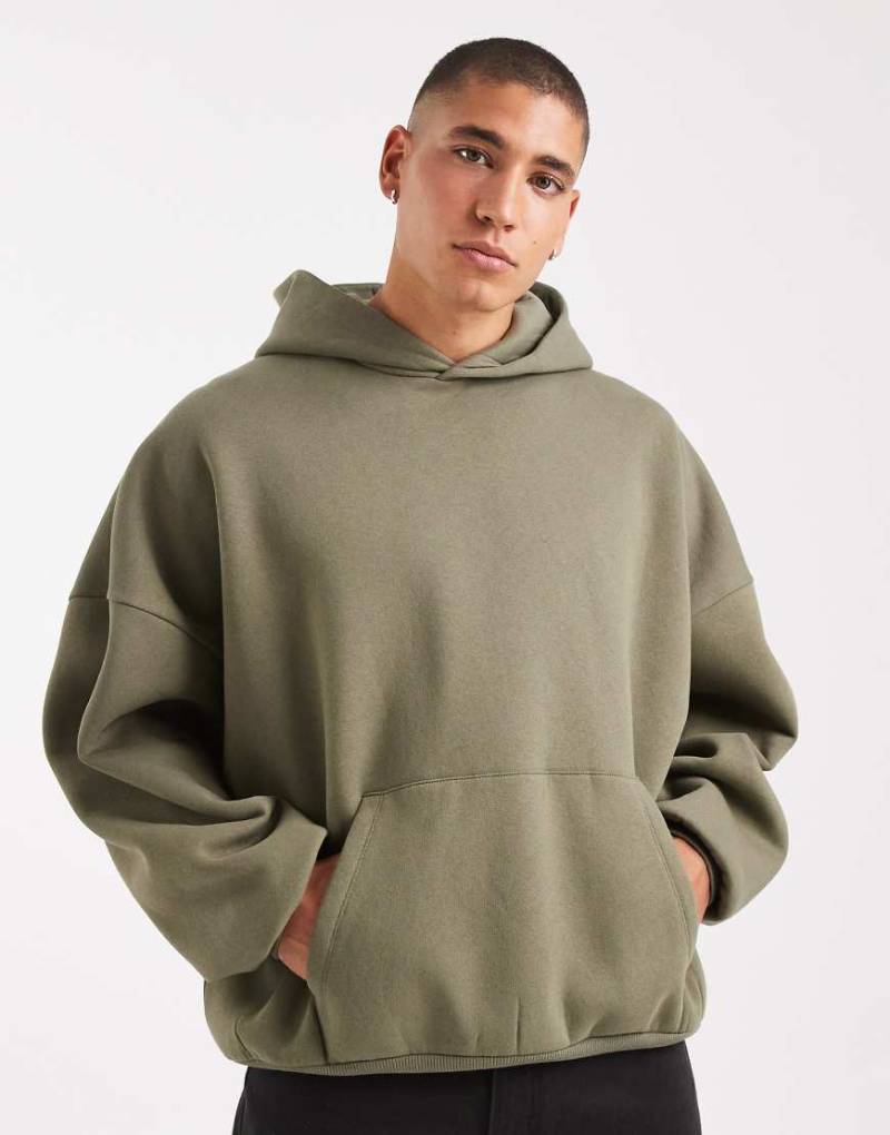ASOS DESIGN - Basic-Kapuzenpullover in staubigem Olivgrün mit Super-Oversize-Schnitt von ASOS DESIGN