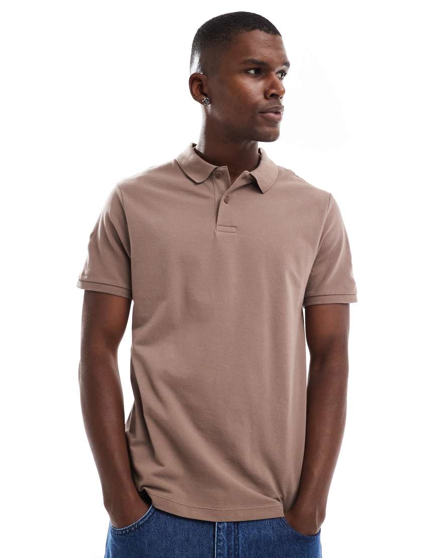 ASOS DESIGN - Basic-Polohemd aus Pikee in Braun ASOS DESIGN - Basic-Polohemd aus Pikee in Braun von ASOS DESIGN