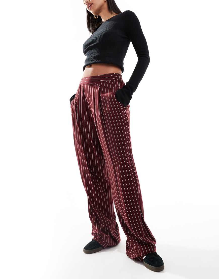 ASOS DESIGN - Basic-Schlupfhose in gestreiftem Burgunderrot-Bunt von ASOS DESIGN