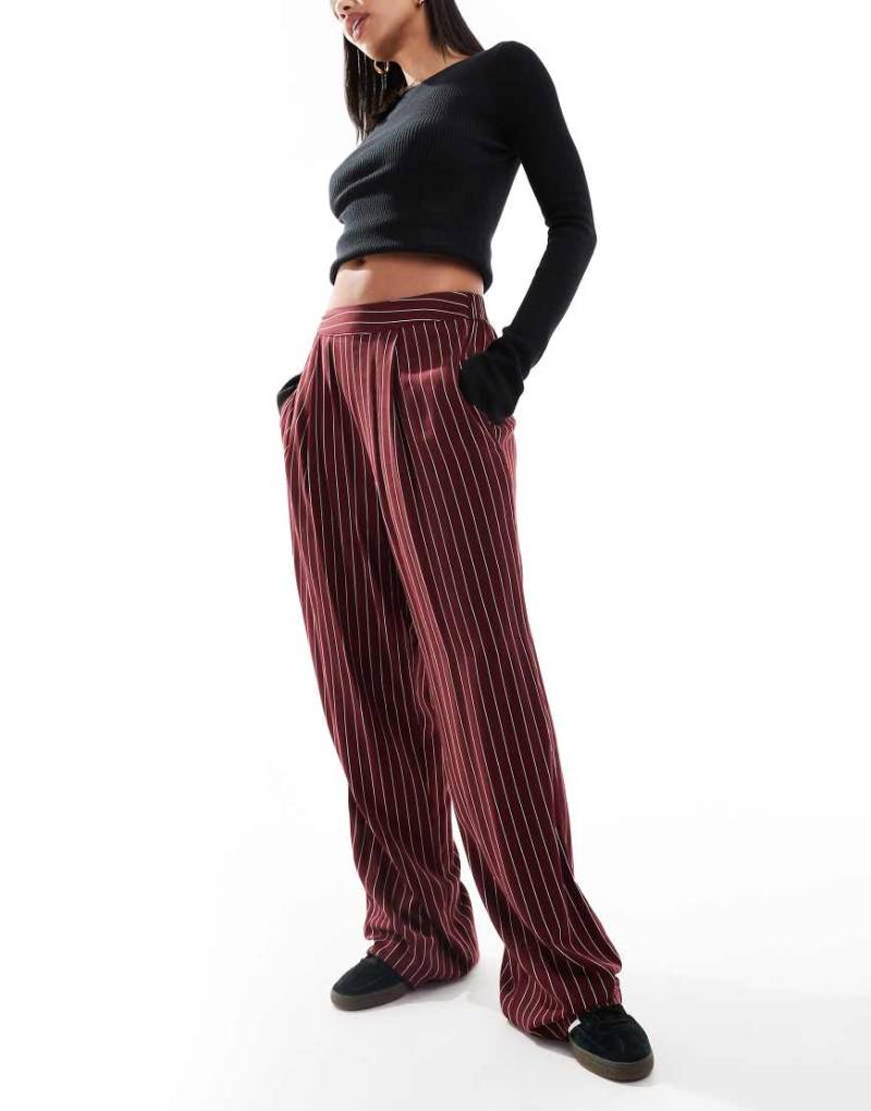 ASOS DESIGN - Basic-Schlupfhose in gestreiftem Burgunderrot-Bunt von ASOS DESIGN