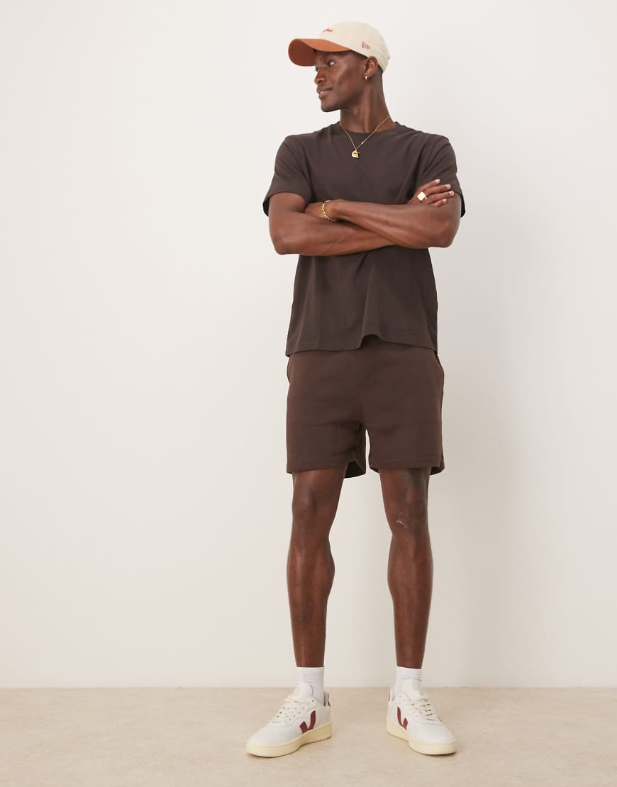 ASOS DESIGN - Basic-Shorts in Dunkelbraun mit Slim-Fit-Schnitt ASOS DESIGN - Basic-Shorts in Dunkelbraun mit Slim-Fit-Schnitt von ASOS DESIGN