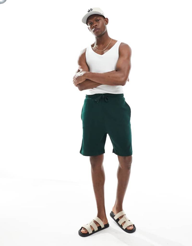ASOS DESIGN - Basic-Shorts in Dunkelgrün mit Slim-Fit-Schnitt von ASOS DESIGN