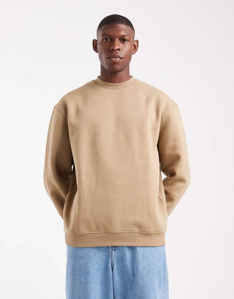 ASOS DESIGN - Basic-Sweatshirt im Relaxed Fit in Hellbraun-Brown von ASOS DESIGN