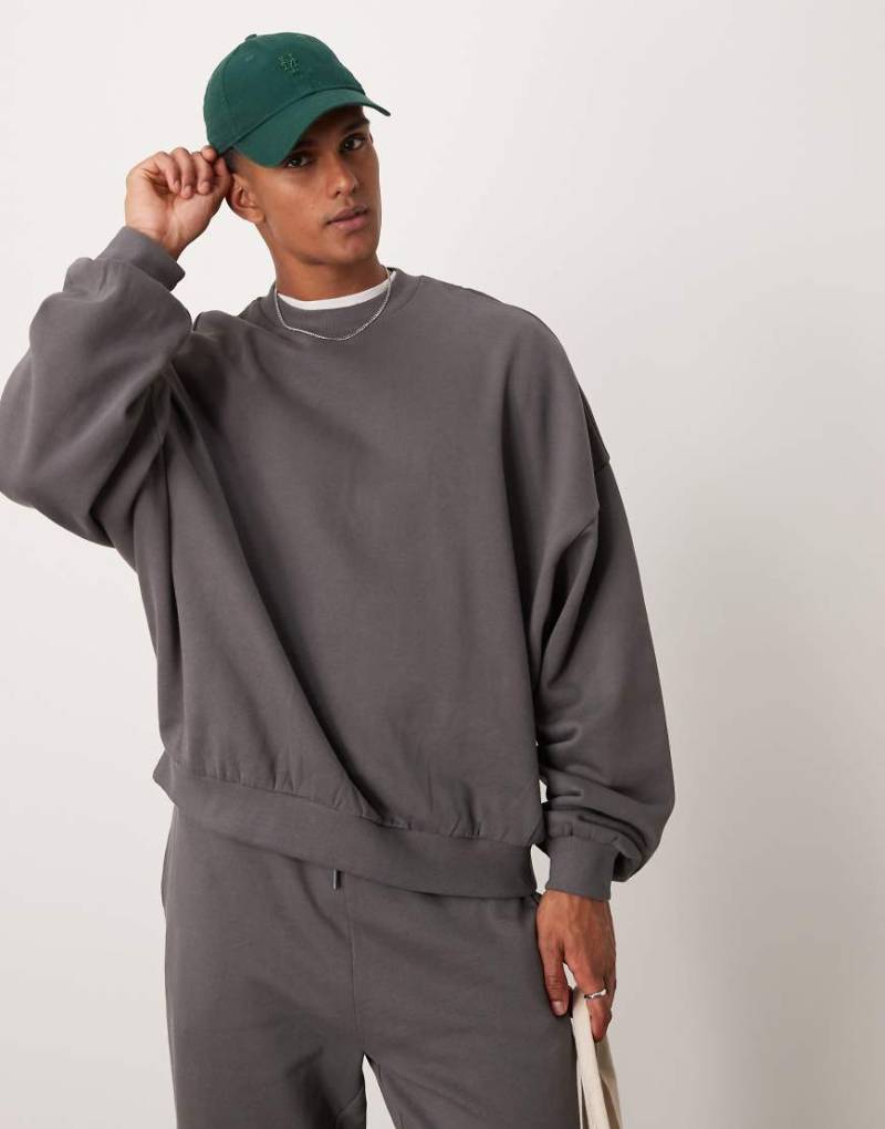 ASOS DESIGN - Basic-Sweatshirt in Anthrazit mit Super-Oversize-Schnitt-Grau von ASOS DESIGN