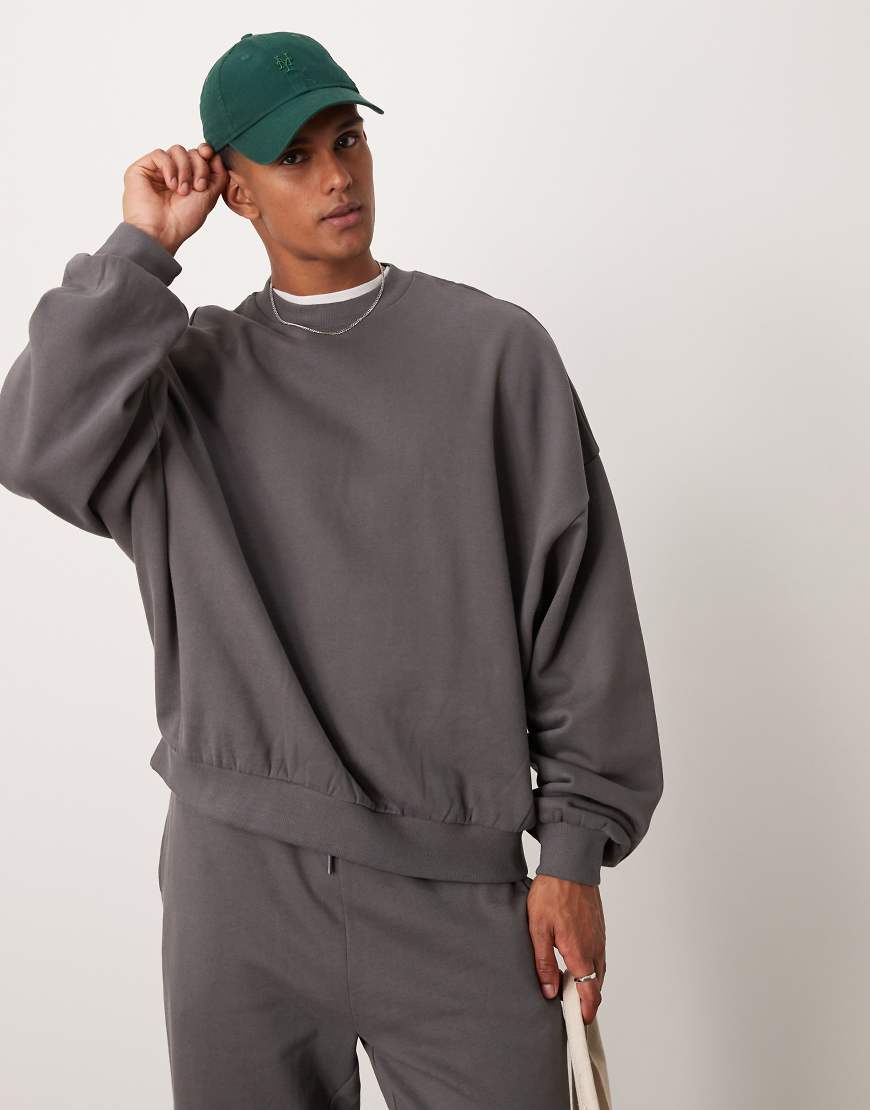 ASOS DESIGN - Basic-Sweatshirt in Anthrazit mit Super-Oversize-Schnitt-Grau ASOS DESIGN - Basic-Sweatshirt in Anthrazit mit Super-Oversize-Schnitt-Grau von ASOS DESIGN