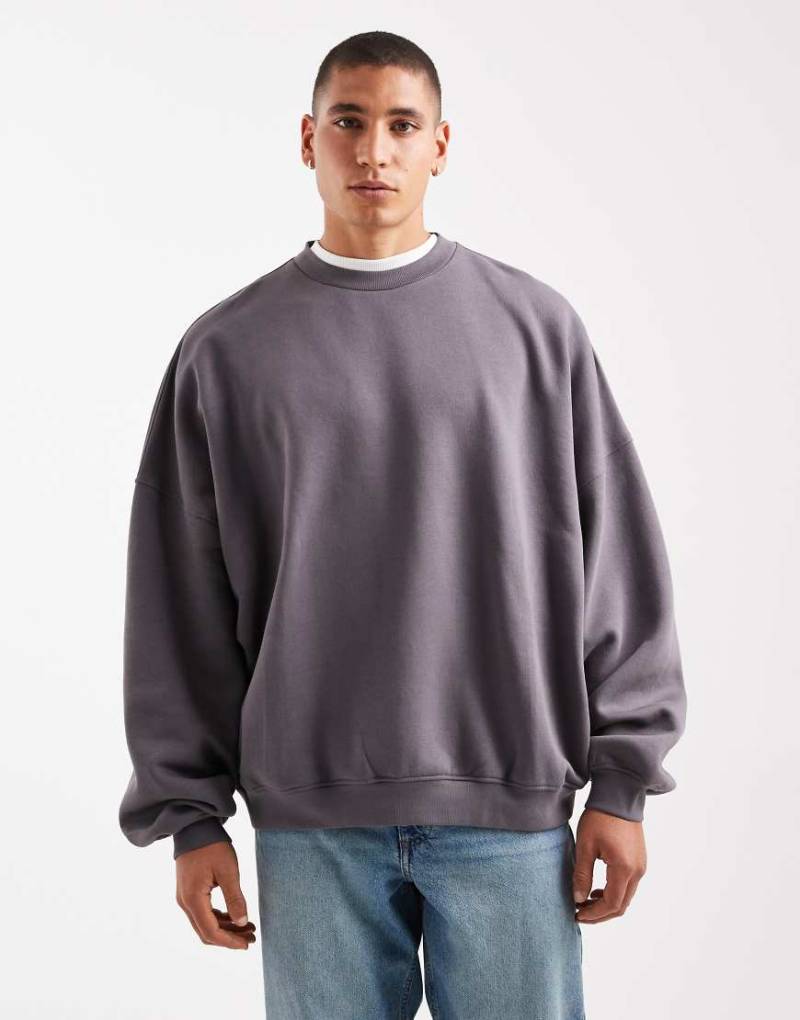 ASOS DESIGN - Basic-Sweatshirt in Anthrazit mit Super-Oversize-Schnitt-Grau von ASOS DESIGN