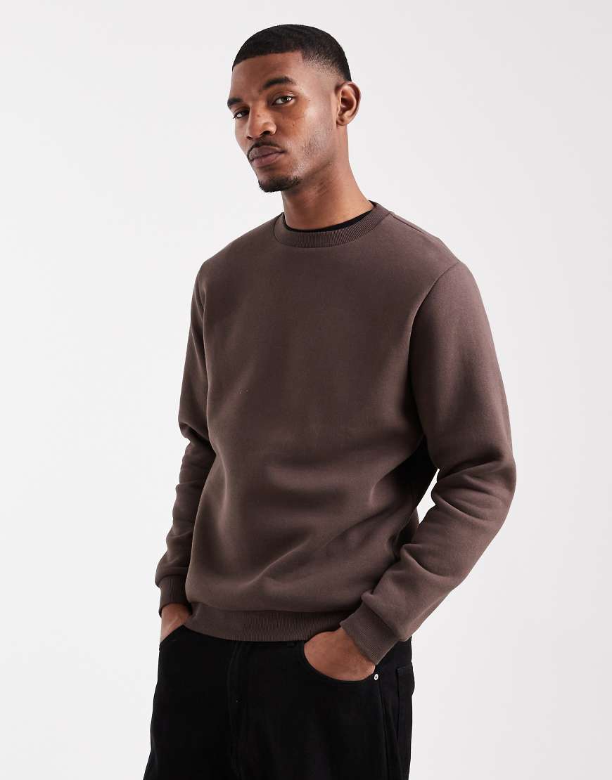 ASOS DESIGN - Basic-Sweatshirt in Braun-Brown von ASOS DESIGN