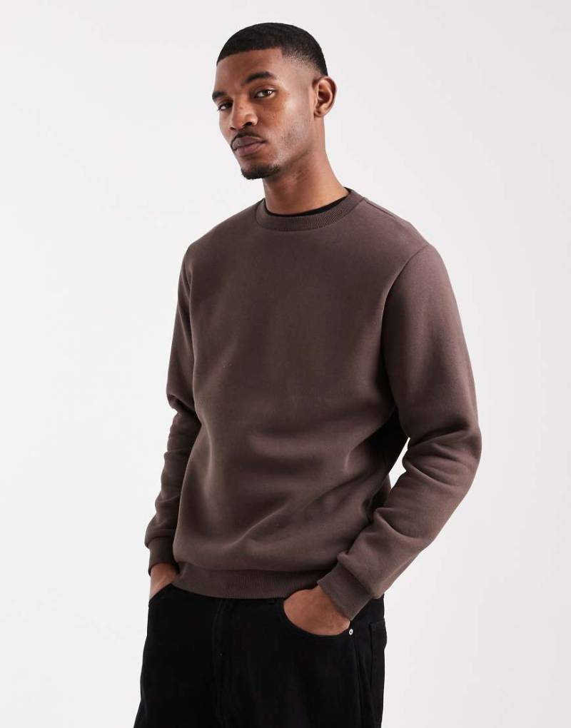 ASOS DESIGN - Basic-Sweatshirt in Braun-Brown von ASOS DESIGN