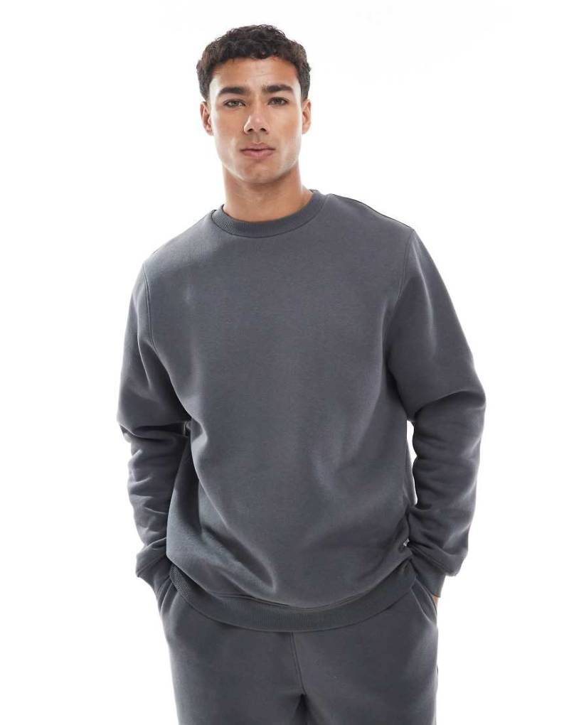 ASOS DESIGN - Basic-Sweatshirt in Dunkelgrau von ASOS DESIGN