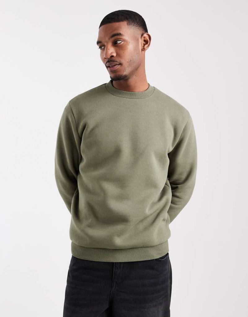 ASOS DESIGN - Basic-Sweatshirt in staubigem Olivgrün mit kurzem Reißverschluss von ASOS DESIGN
