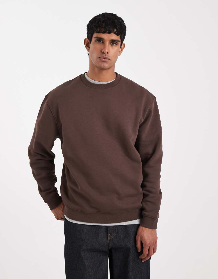 ASOS DESIGN - Basic-Sweatshirt mit Relaxed Fit in Braun-Brown von ASOS DESIGN