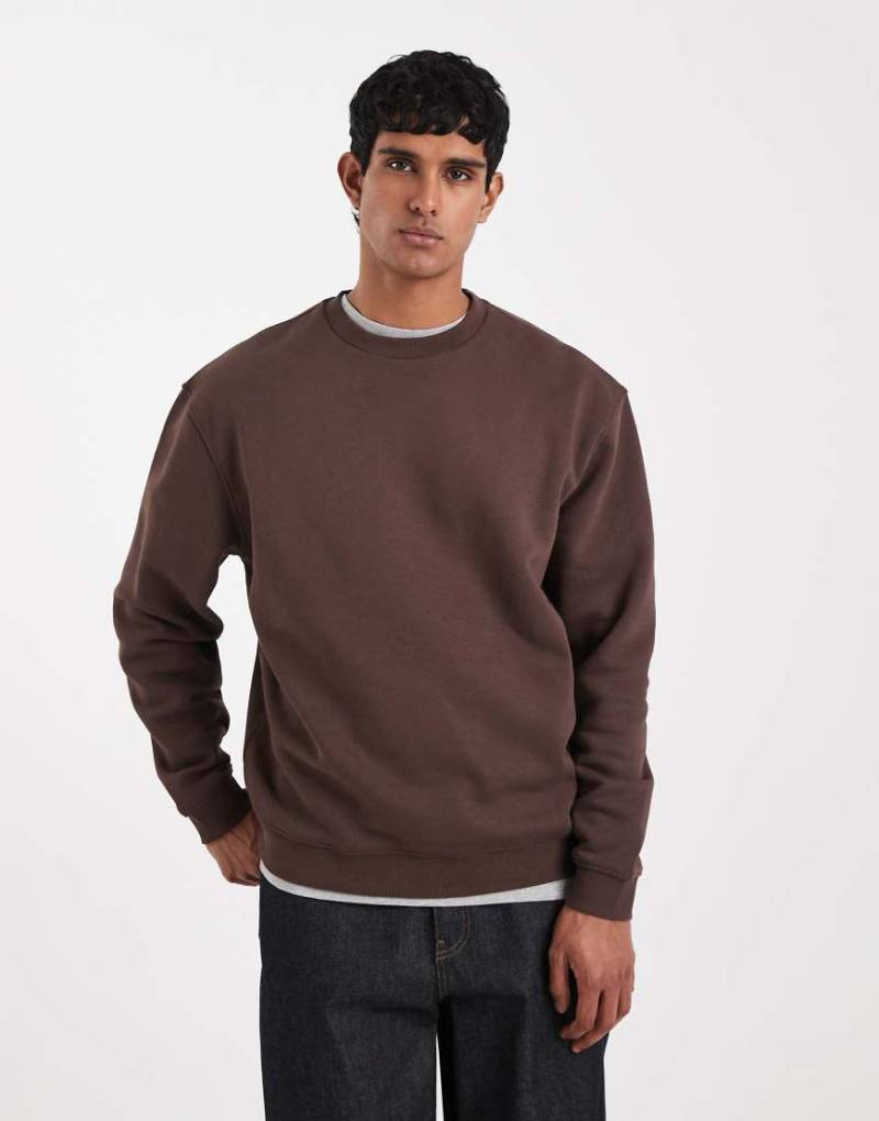 ASOS DESIGN - Basic-Sweatshirt mit Relaxed Fit in Braun-Brown von ASOS DESIGN