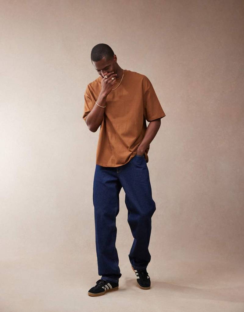 ASOS DESIGN - Basic-T-Shirt in Braun mit Oversize-Schnitt von ASOS DESIGN
