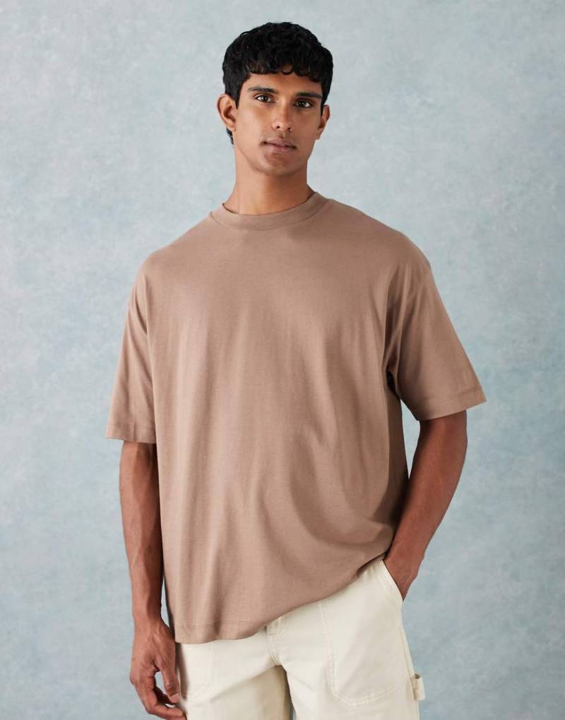 ASOS DESIGN - Basic-T-Shirt in Braun mit Oversize-Schnitt von ASOS DESIGN