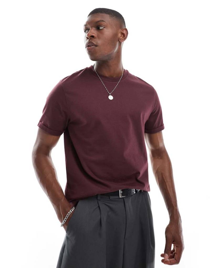 ASOS DESIGN - Basic-T-Shirt in Burgunderrot mit Rundhalsausschnitt und umgeschlagenen Ärmeln von ASOS DESIGN