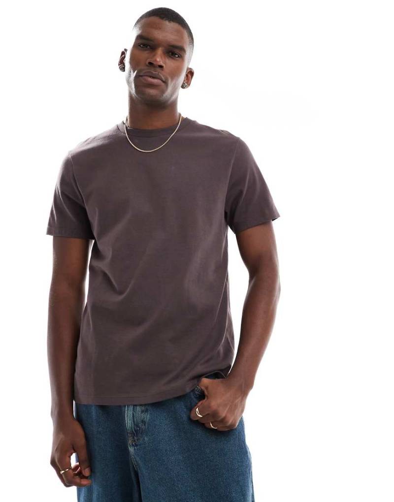 ASOS DESIGN - Basic-T-Shirt in Dunkelbraun mit Rundhalsausschnitt von ASOS DESIGN