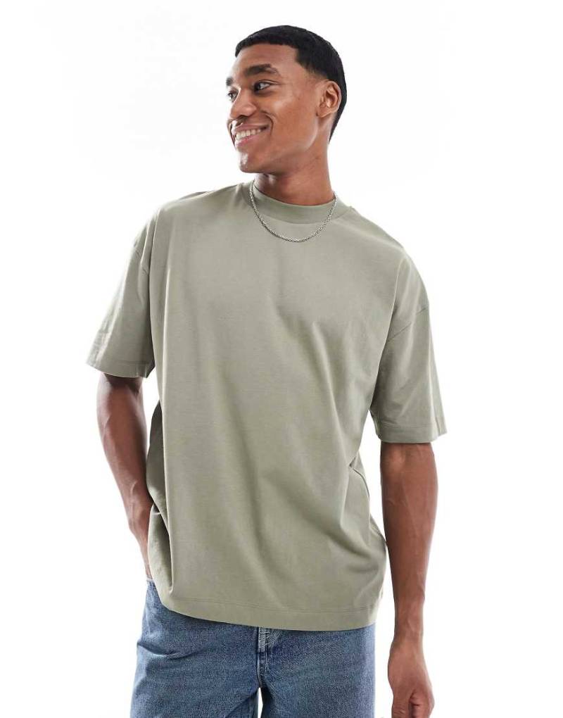 ASOS DESIGN - Basic-T-Shirt in Khaki mit Oversize-Schnitt-Grün von ASOS DESIGN