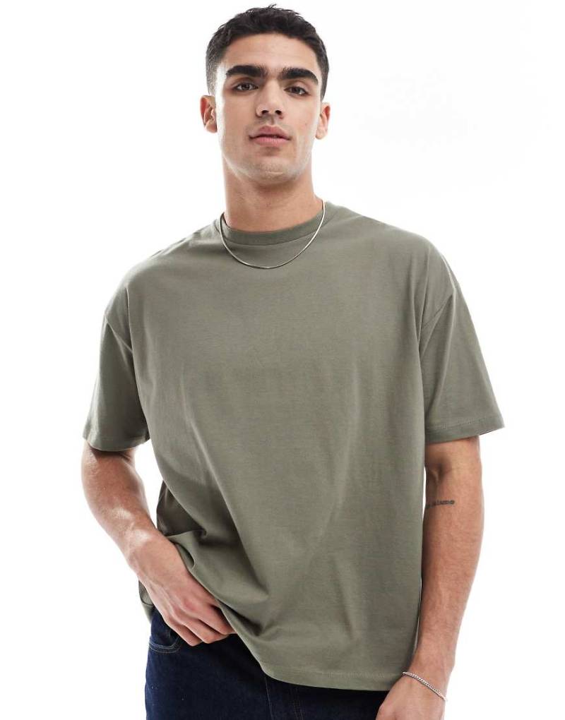 ASOS DESIGN - Basic-T-Shirt in Khaki mit Oversize-Schnitt-Grün von ASOS DESIGN