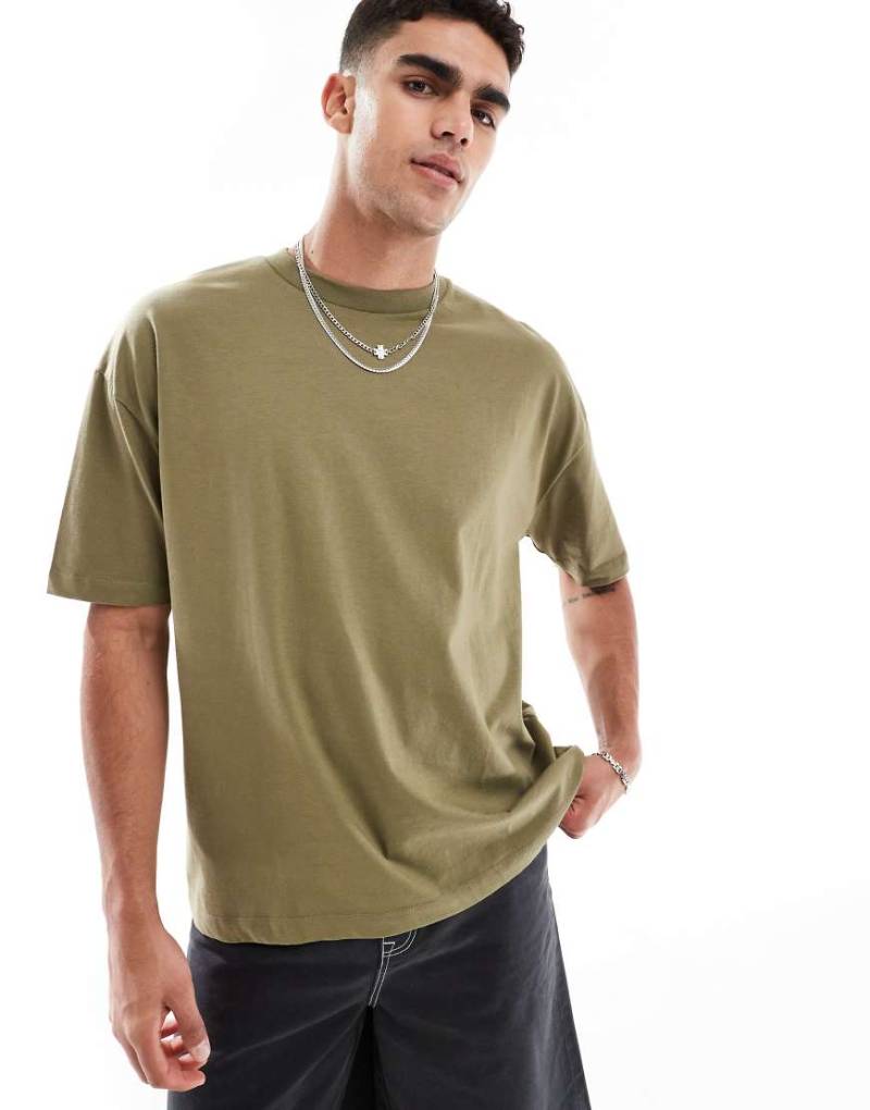 ASOS DESIGN - Basic-T-Shirt in Khaki mit Oversize-Schnitt-Grün von ASOS DESIGN