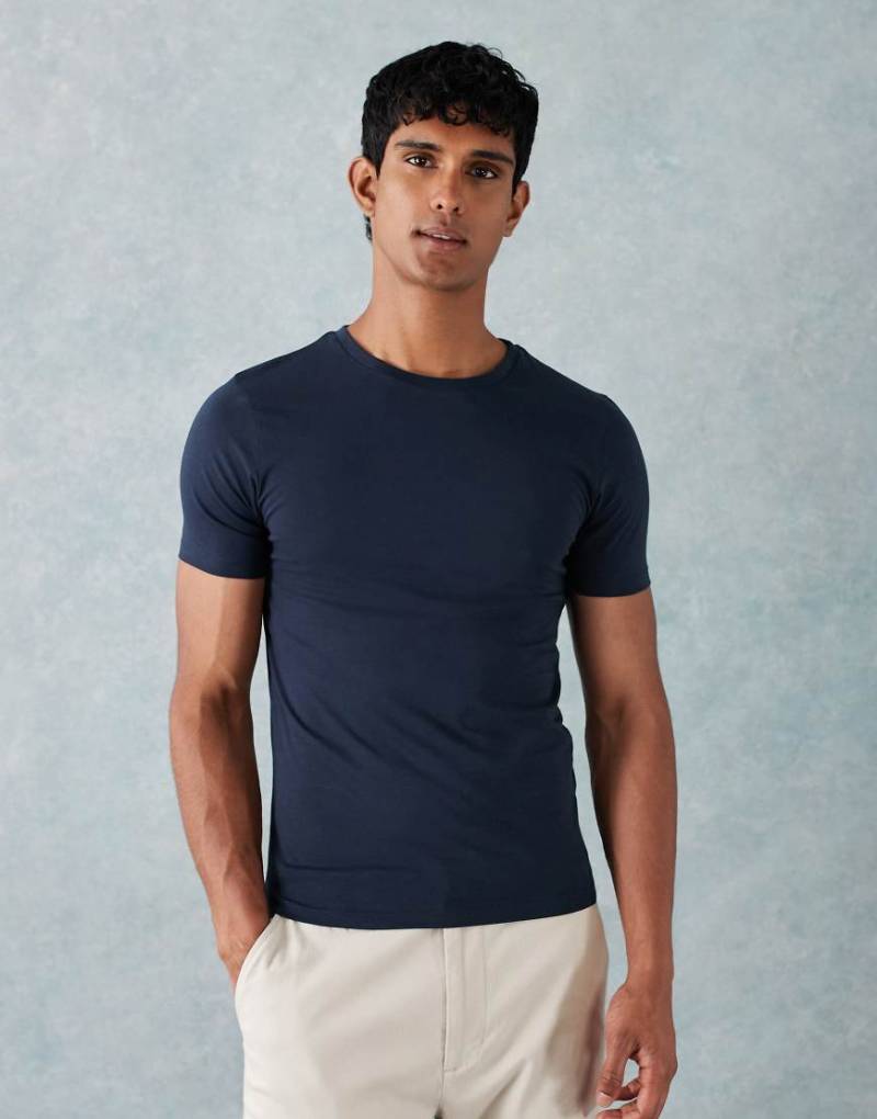 ASOS DESIGN - Körperbetontes Basic-T-Shirt in Marineblau von ASOS DESIGN