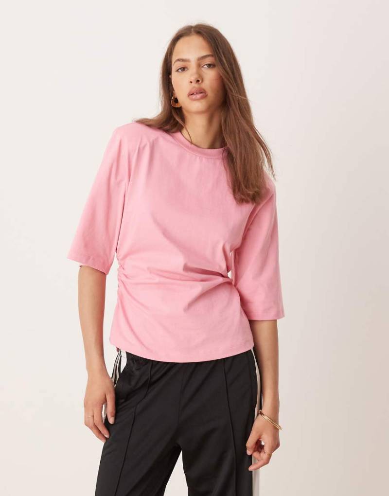 ASOS DESIGN - Basic-T-Shirt in Rosa mit Schulterpolstern und geraffter Taille von ASOS DESIGN