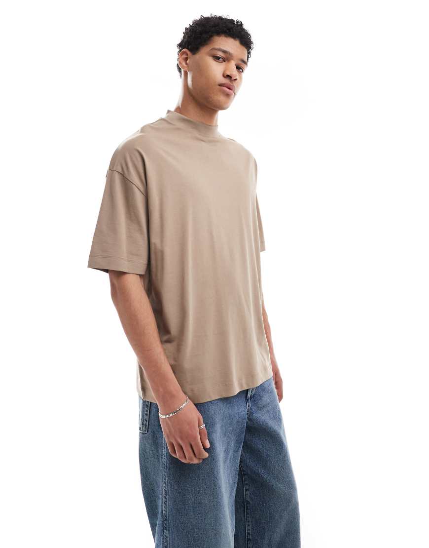 ASOS DESIGN - Basic-T-Shirt in Steinbeige mit hohem Ausschnitt und Oversize-Schnitt-Neutral ASOS DESIGN - Basic-T-Shirt in Steinbeige mit hohem Ausschnitt und Oversize-Schnitt-Neutral von ASOS DESIGN