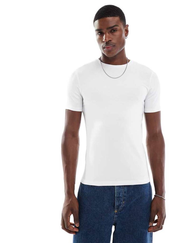 ASOS DESIGN - Basic-T-Shirt in Weiß mit körperbetontem Schnitt von ASOS DESIGN