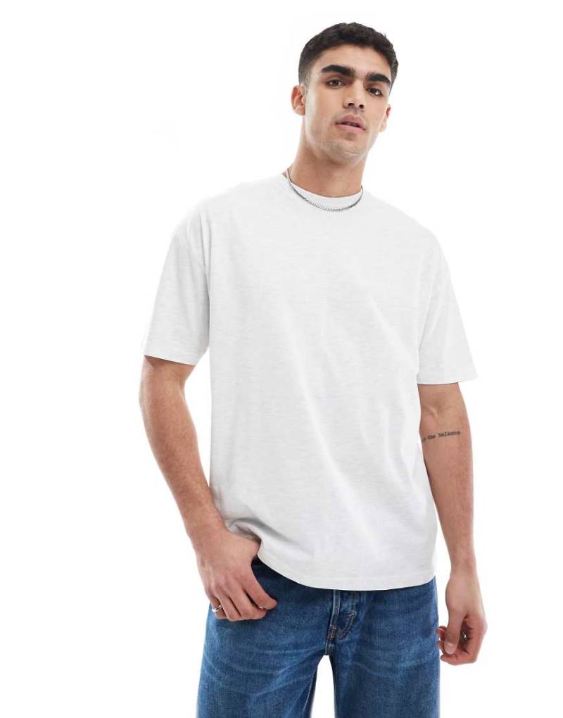 ASOS DESIGN - Basic-T-Shirt in meliertem Weiß mit Oversize-Schnitt von ASOS DESIGN