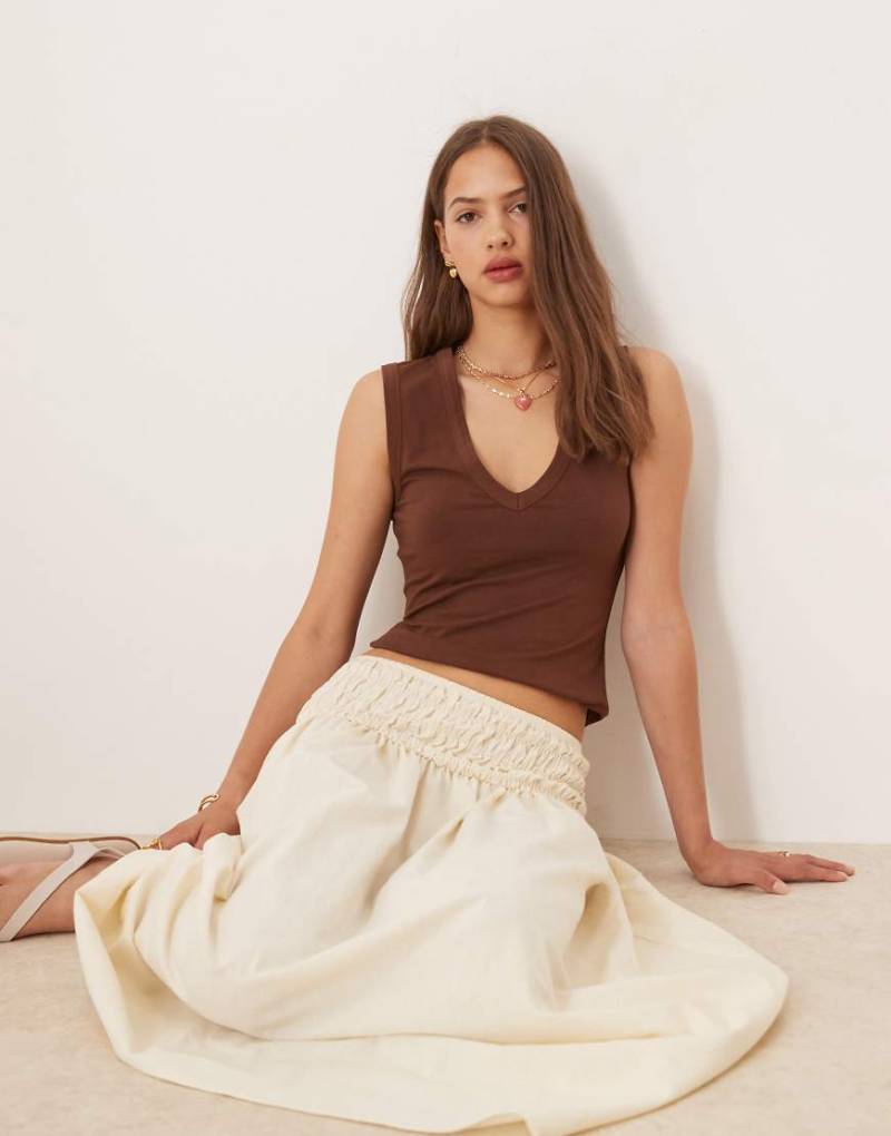 ASOS DESIGN - Trägertop in Braun mit V-Ausschnitt von ASOS DESIGN