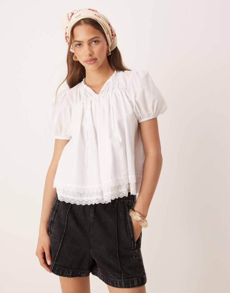ASOS DESIGN - Baumwoll-Bluse in Cremeweiß mit Spitzenborte von ASOS DESIGN