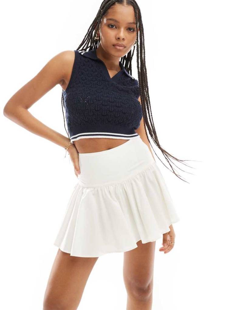 ASOS DESIGN - Baumwoll-Minirock in gebrochenem Weiß mit tiefer Taille von ASOS DESIGN
