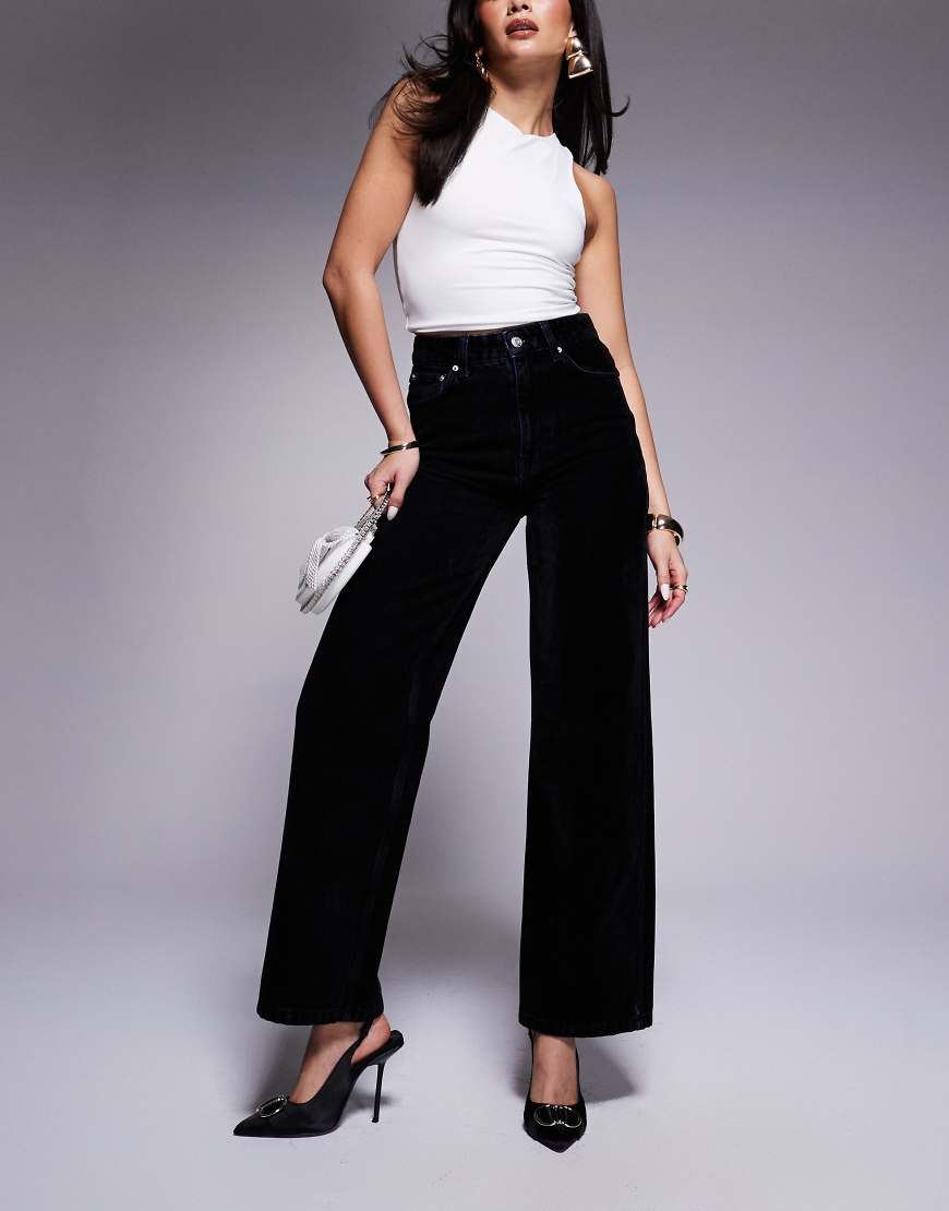 ASOS DESIGN - Beflockte Dad-Jeans in Blau von ASOS DESIGN