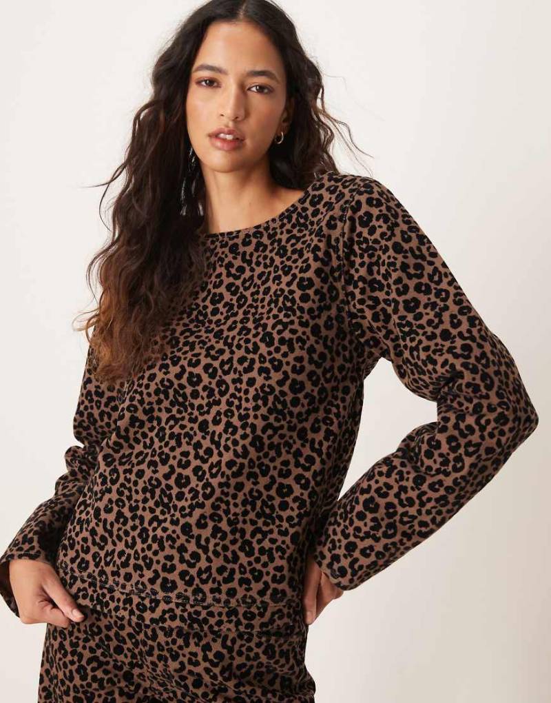ASOS DESIGN - Beflocktes Langarm-Denimoberteil mit dunklem Leopardenmuster-Braun von ASOS DESIGN