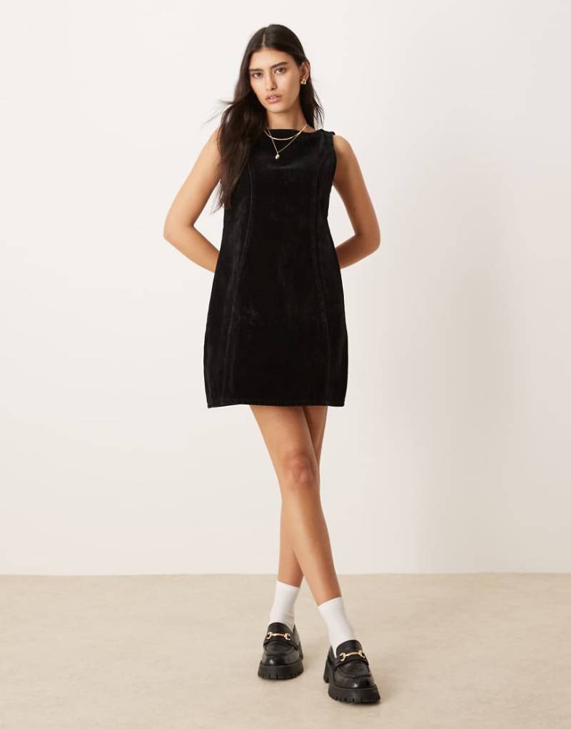 ASOS DESIGN - Beflocktes Mini-Jeanskleid in Schwarz von ASOS DESIGN