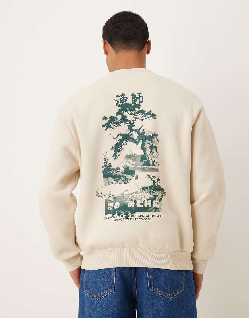 ASOS DESIGN - Beigefarbenes Oversize-Sweatshirt mit Souvenir-Print am Rücken-Neutral von ASOS DESIGN