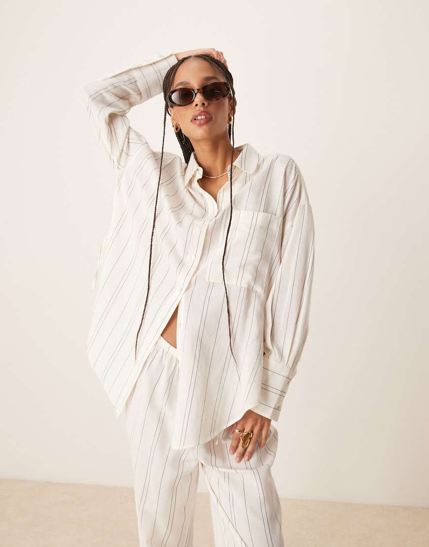 ASOS DESIGN - Belle - Strandhemd in Schwarzweiß gestreift mit seitlichem Bindeband ASOS DESIGN - Belle - Strandhemd in Schwarzweiß gestreift mit seitlichem Bindeband von ASOS DESIGN