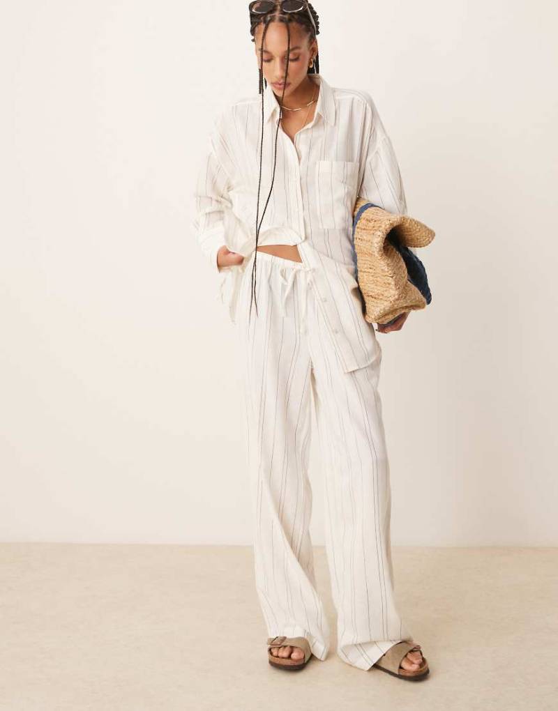ASOS DESIGN - Belle - Strandhose mit Leinenanteil und feinem Streifenmuster in Schwarzweiß von ASOS DESIGN