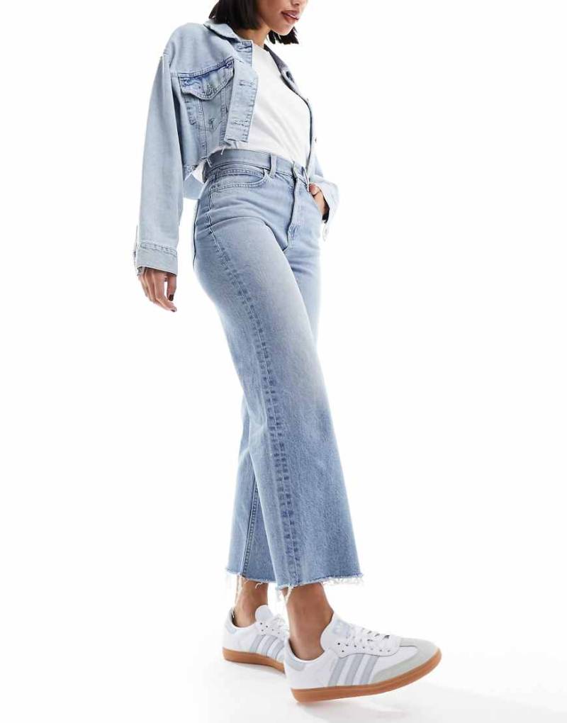 ASOS DESIGN - Knöchellange, gerade geschnittene Jeans mit Comfort-Stretch in hellem Mittelblau von ASOS DESIGN