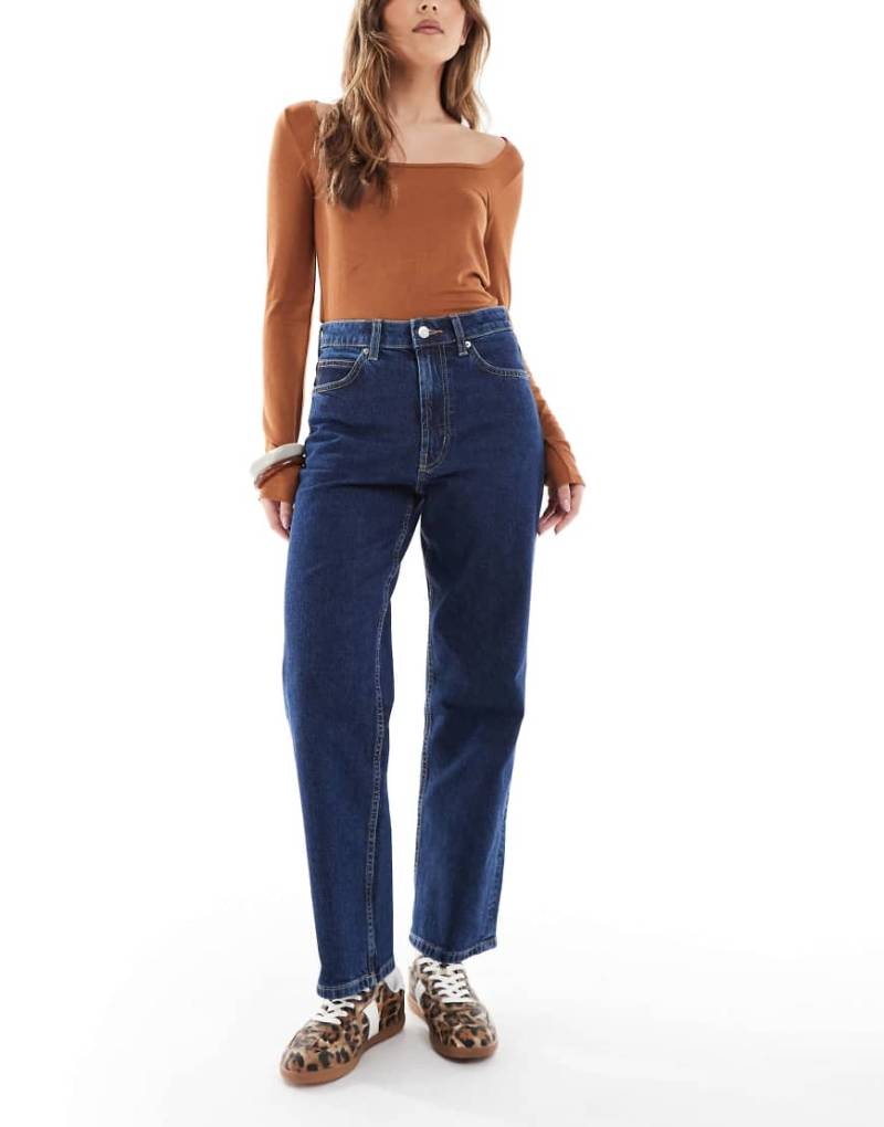 ASOS DESIGN - Knöchellange, gerade geschnittene Jeans in Indigoblau von ASOS DESIGN