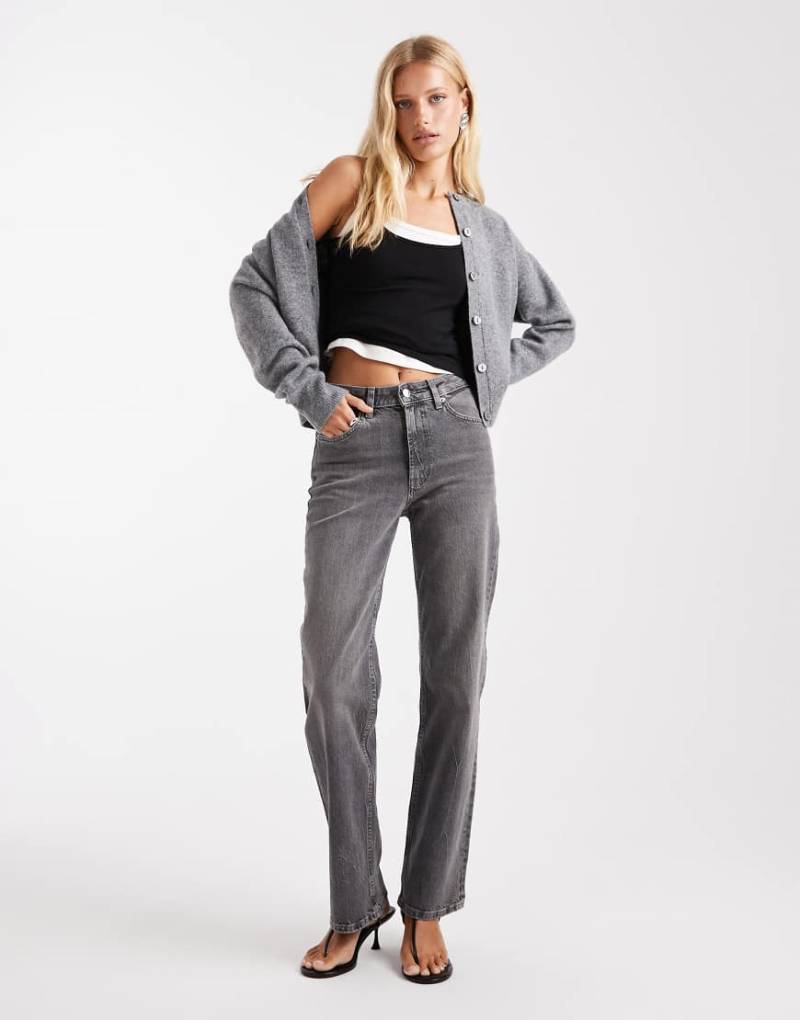 ASOS DESIGN - Bequeme Jeans in Grau mit geradem Schnitt und Stretchanteil von ASOS DESIGN