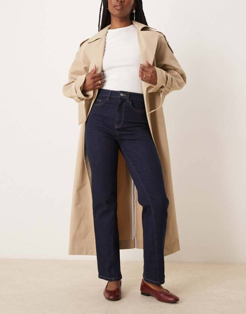 ASOS DESIGN - Straight Jeans in Dunkelblau mit gedrehter Naht und Comfort-Stretch von ASOS DESIGN