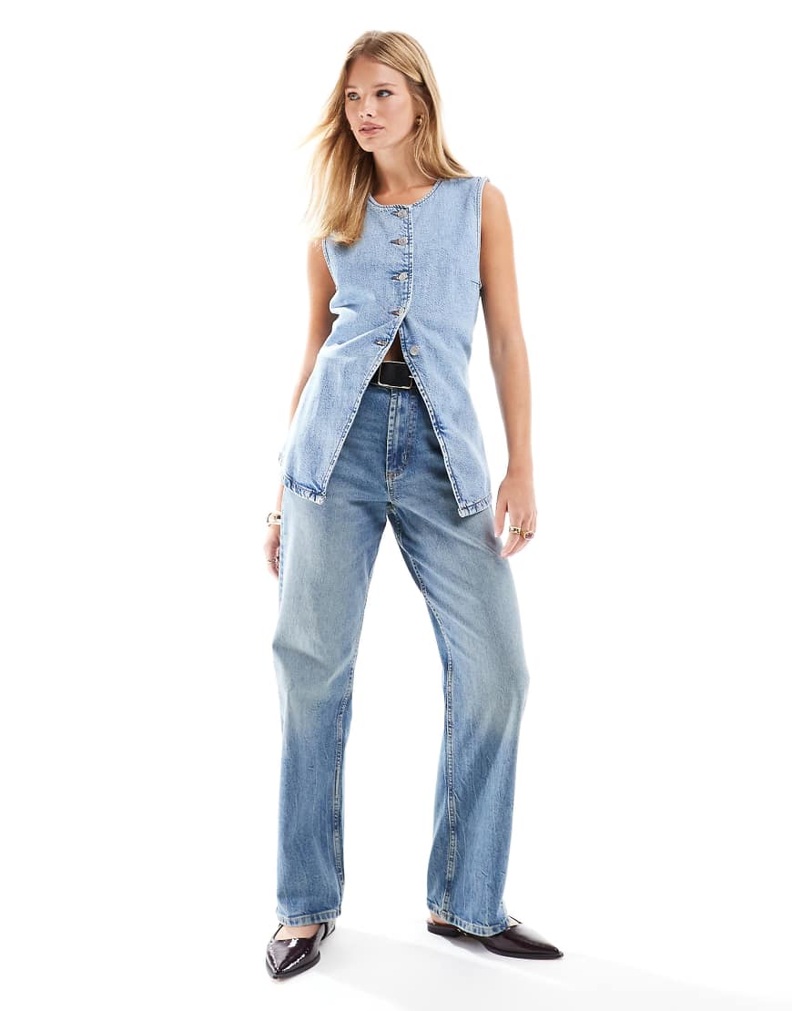 ASOS DESIGN - Bequeme Jeans mit geradem Schnitt und Stretchanteil in Mittelblau von ASOS DESIGN