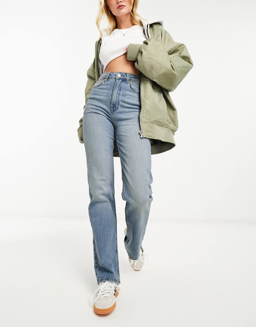 ASOS DESIGN - Bequeme Jeans mit geradem Schnitt und Stretchanteil in Mittelblau von ASOS DESIGN