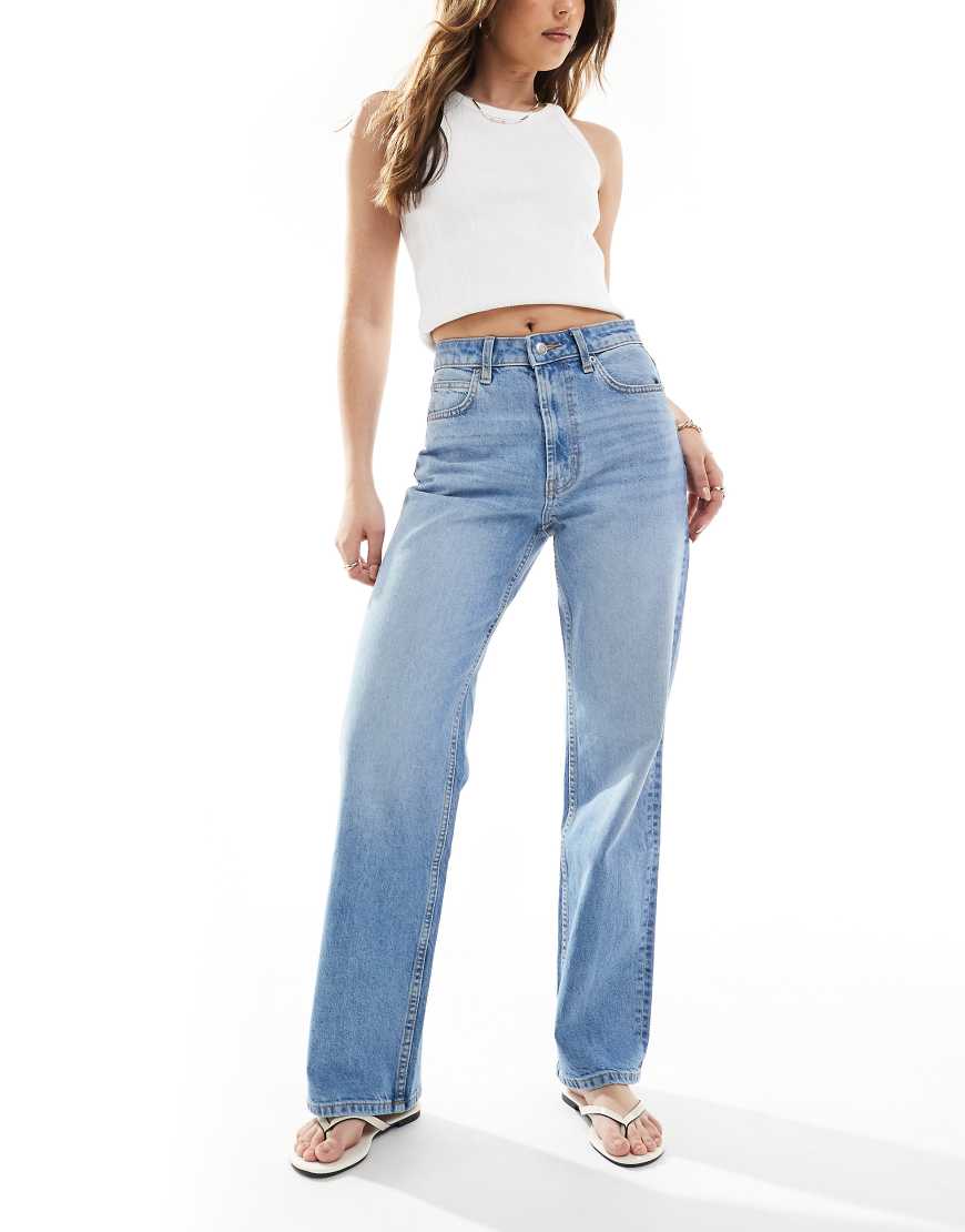 ASOS DESIGN - Bequeme Jeans mit geradem Schnitt und Stretchanteil in hellem Mittelblau von ASOS DESIGN