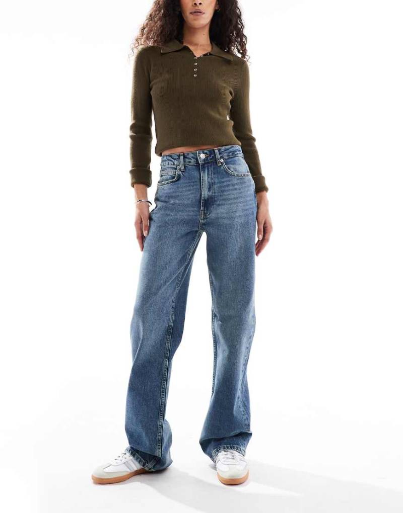 ASOS DESIGN - Bequeme Stretch-Jeans in Vintage-Waschung mit geradem Bein-Blau von ASOS DESIGN