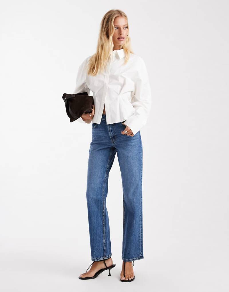 ASOS DESIGN - Bequeme Stretch-Jeans in Authentic-Mittelblau mit geradem Bein von ASOS DESIGN